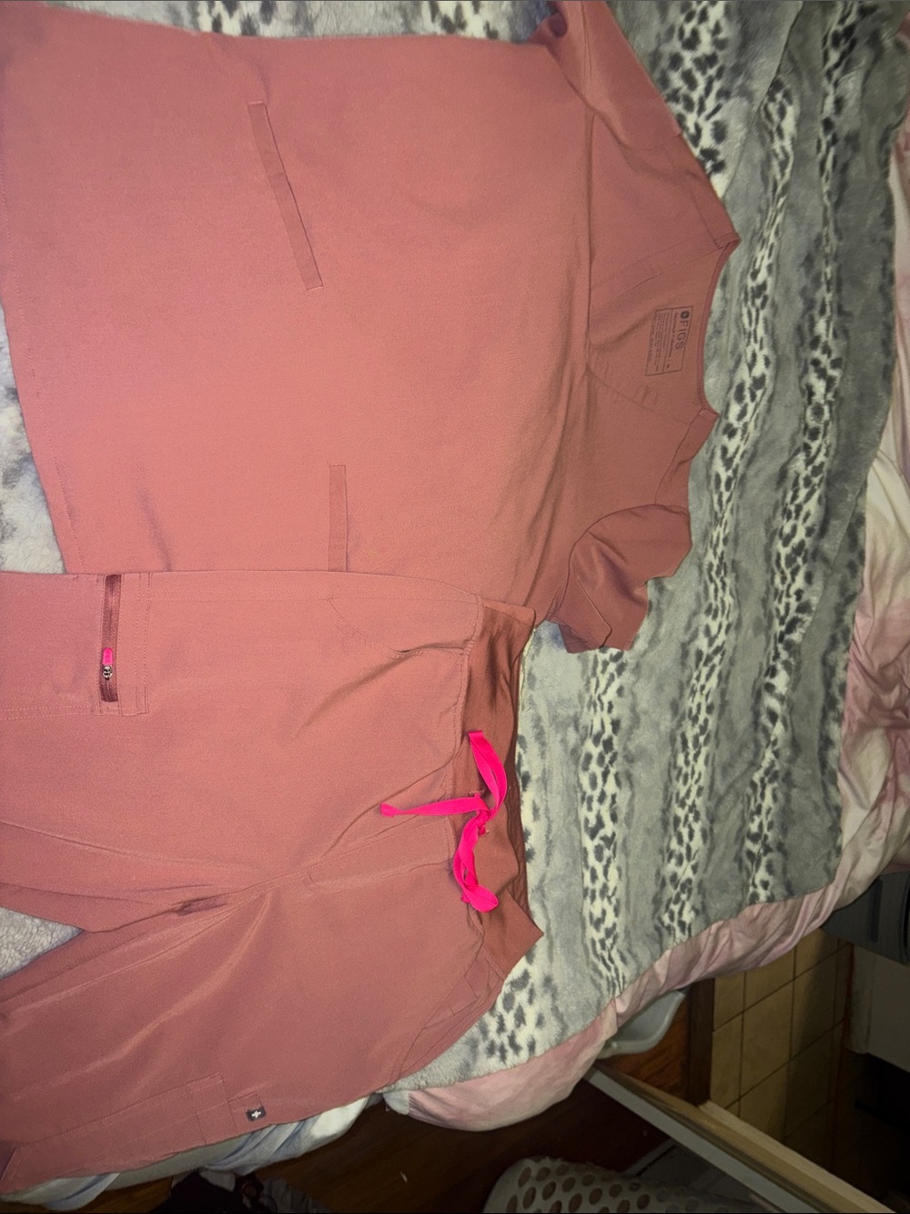 Mauve figs scub set casma top with kade cargo medium with hot pink tie ☺️